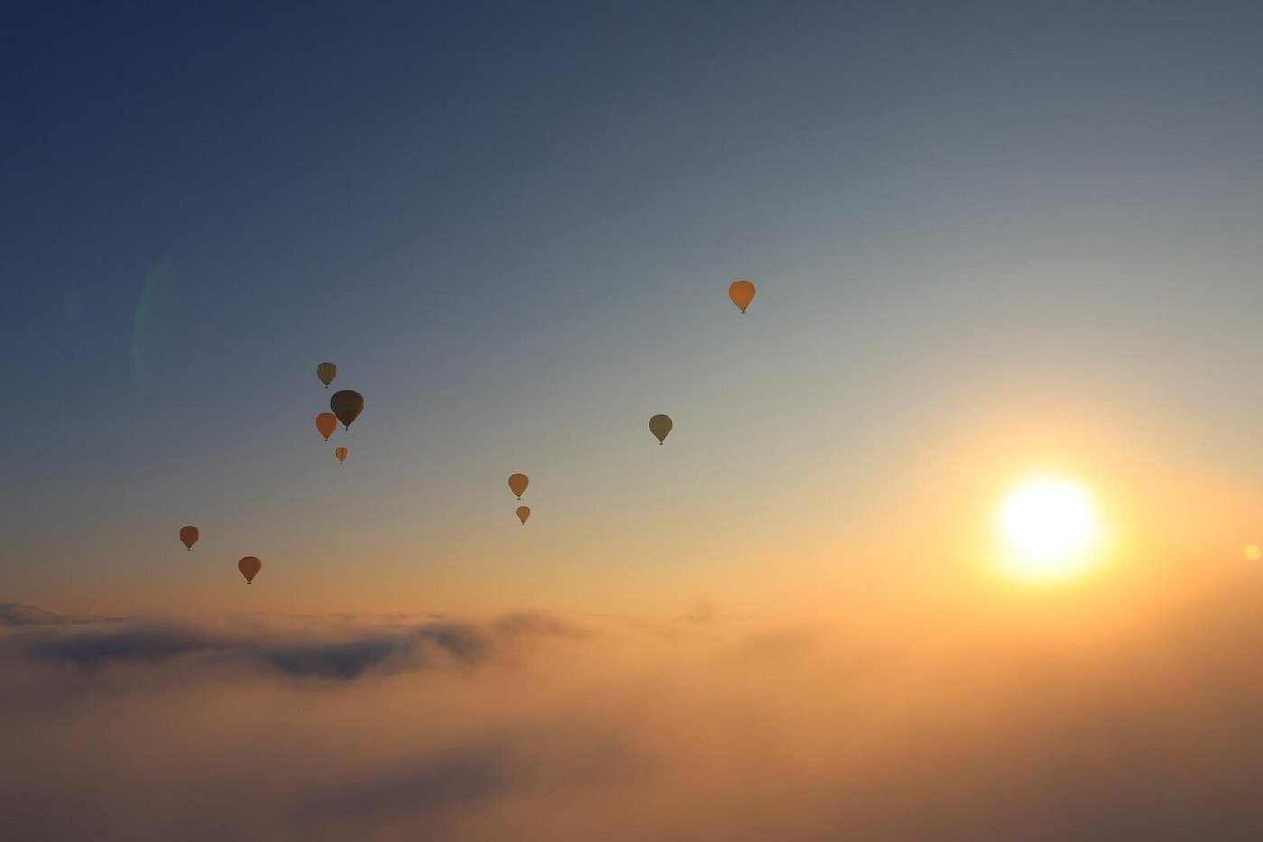 Marrakech in October: Why It's the Perfect Weather Month (2026 Guide) 2 Hot air balloon over Marrakech at sunrise with the Atlas Mountains behind in clear October weather